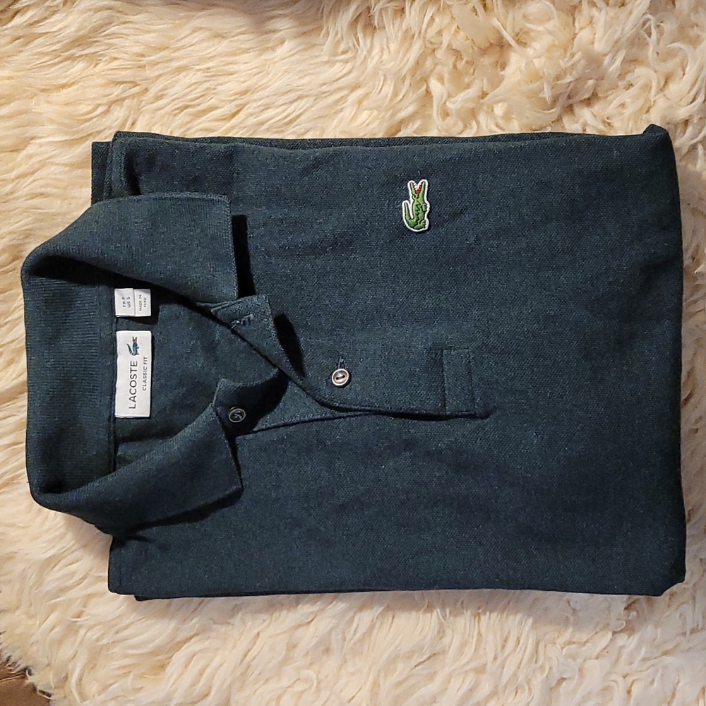 Men's Lacoste Classic Fit Polo Size S small hole on back near collar